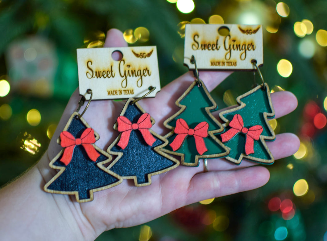 Christmas tree with bows.