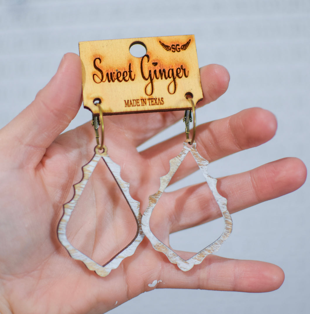 Jagged Distressed Scallop