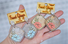 Load image into Gallery viewer, Distressed Post Back Floral