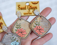 Load image into Gallery viewer, Distressed Post Back Floral