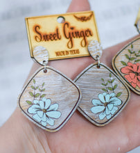 Load image into Gallery viewer, Distressed Post Back Floral