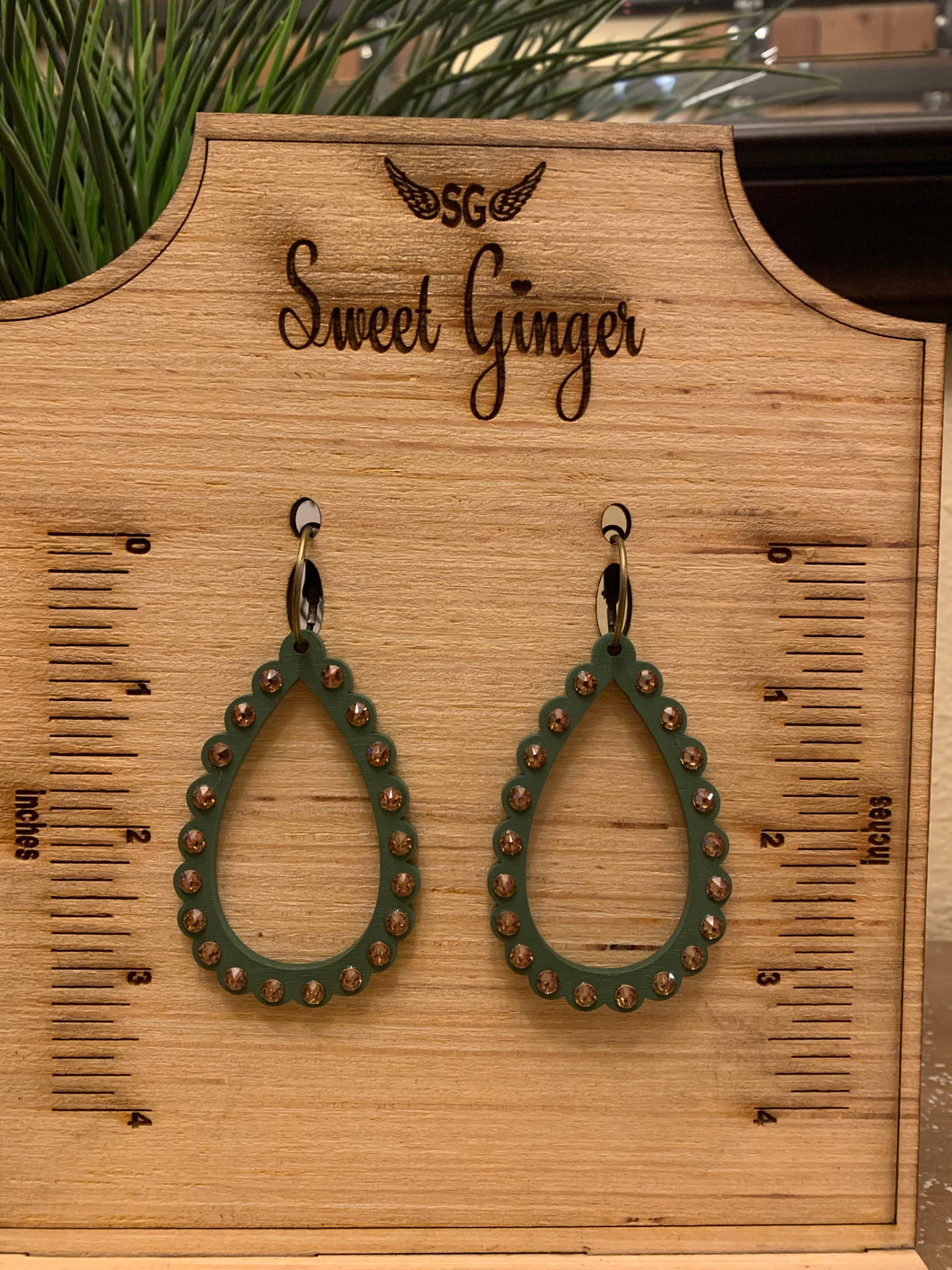 Olive scallops w/rhinestones